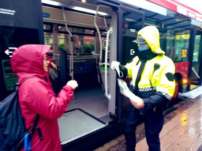 Policía volvera a repartir mascarillas en los buses