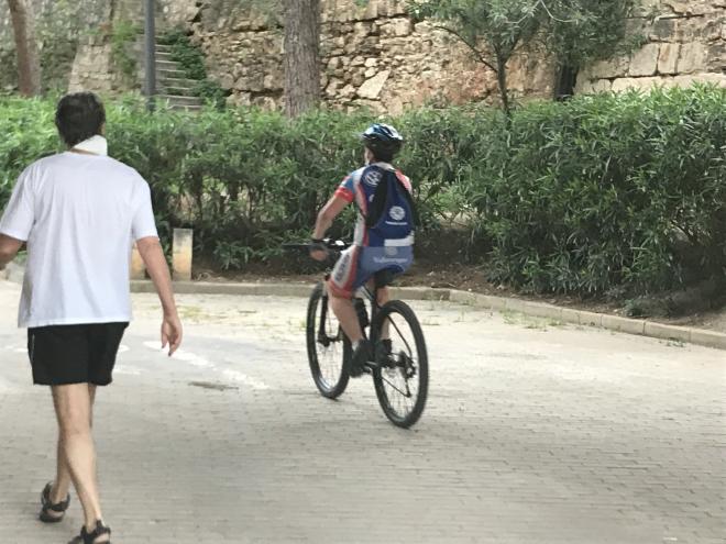 Runers y ciclistas que salen a correr por el Río en Valencia