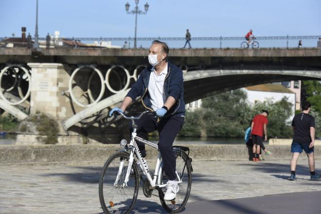 Un hombre haciendo deporte en el Puente de Triana, Sevilla, Andalucía (Foto: Kiko Hurtado).