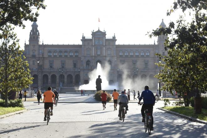 Deportistas en la Plaza de España el 2 de Mayo, primer día permitido por el Gobierno para hacer deporte.