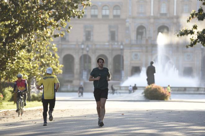 Sevillanos haciendo deporte el 2 de mayo. (Foto: Kiko Hurtado).