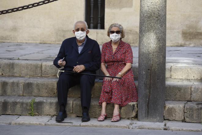 Pareja de sevillanos aprovechando el primer día de paseo de la cuarentena.