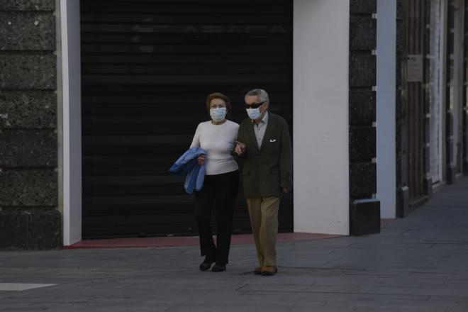 Pareja de sevillanos paseando por la ciudad el 2 de Mayo. (Foto: Kiko Hurtado).