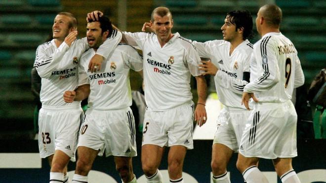 Beckham, Figo, Zidane, Raúl y Ronaldo celebran un gol con el Real Madrid.