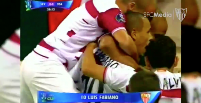 Luis Fabiano celebra el gol del Sevilla ante Osasuna.