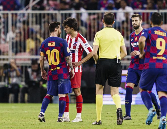 Messi y Joao Félix se encaran durante las semifinales de la Supercopa de España.