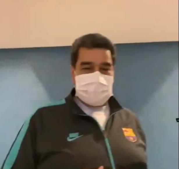 Nicolás Maduro posa con el chándal del Barcelona.