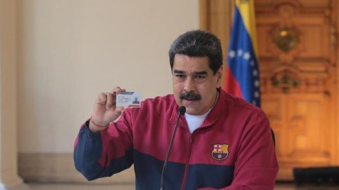 Nicolás Maduro posa con un chándal del FC Barcelona.