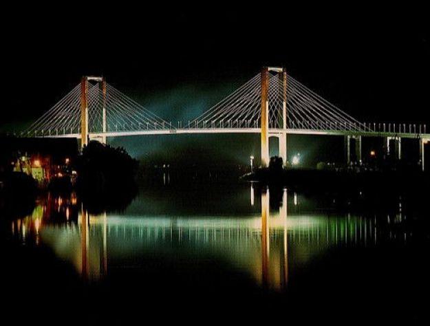 Imagen del puente del Quinto Centenario.