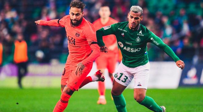 Neymar pelea un balón en el Saint-Etiénne-PSG (Foto: EFE).