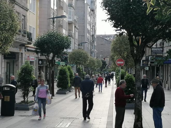Los ciudadanos pasean en masa por las calles de Vigo en el primer día de paseos y deporte al aire
