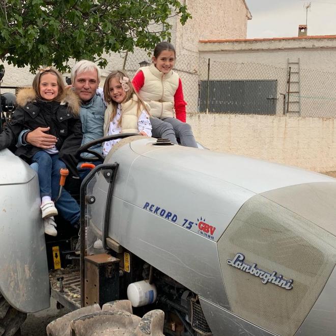 Santiago Cañizarez, con su familia, encima del tractor (Foto: @santicanizares).