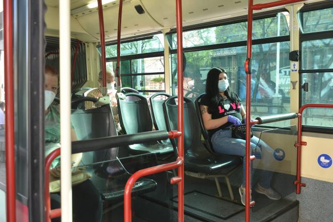 Sevillanos en los autobuses con las mascarillas.
