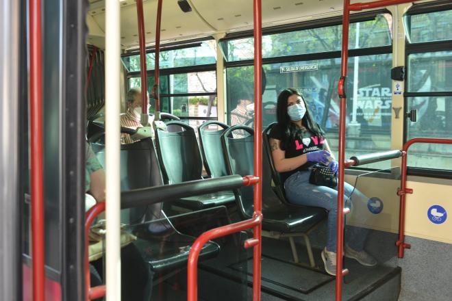 Una persona con mascarilla en el autobús de Sevilla (Foto: Kiko Hurtado)