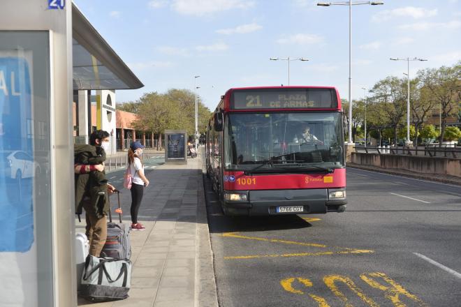 Viajeros esperan el autobús (foto: Kiko Hurtado).