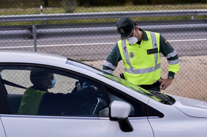 Una agente de la Guardia Civil realiza un control a un coche durante la crisis del coronavirus.