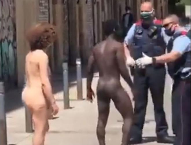 Los Mossos detienen a un hombre desnudo junto a una mujer en plena calle.