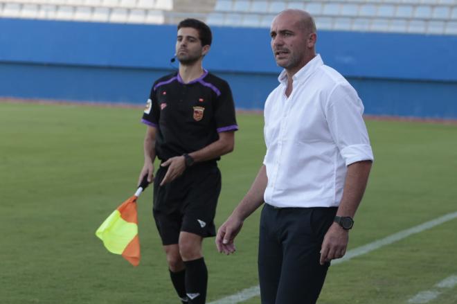 Walter Pandiani durante un partido como entrenador del Lorca.