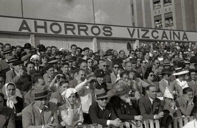 Un San Mamés vintage siguiendo el juego del Athletic Club (Foto: @sietecallero ).