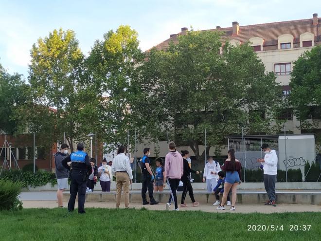 Momento en el que la Policia de Valladolid multa a los jóvenes reunidos en un partido de baloncest