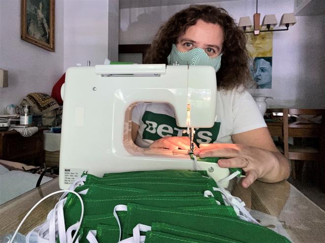 Ana, una de las voluntarias (foto: Fundación del Betis).