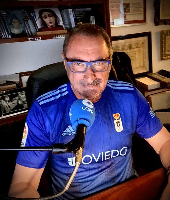 Carlos Herrera, con la camiseta del Real Oviedo (Foto: Twitter).