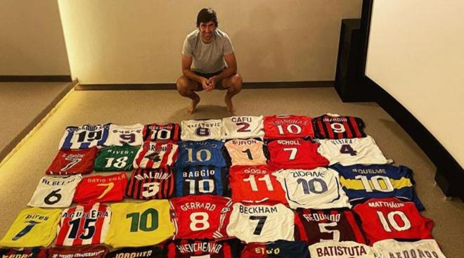 Raúl González posa junto a su espectacular colección de camisetas de futbolistas.