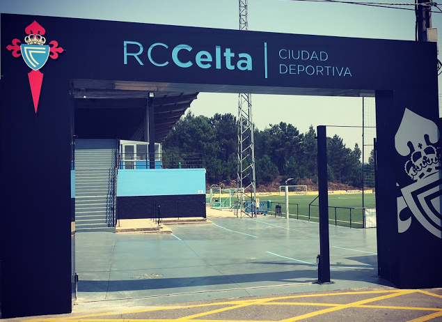 Entrada a las instalaciones deportivas de A Madroa.