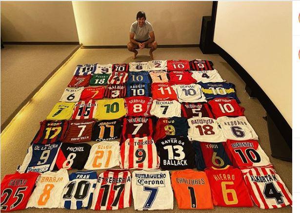 Raúl Gonzále muestra su colección de camisetas de leyendas del fútbol.