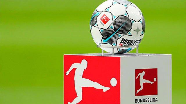 Balón y logo de la Bundesliga.