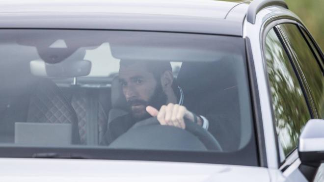 Benzema, jugador del Real Madrid, llega en coche a Valdebebas (Foto: EFE).