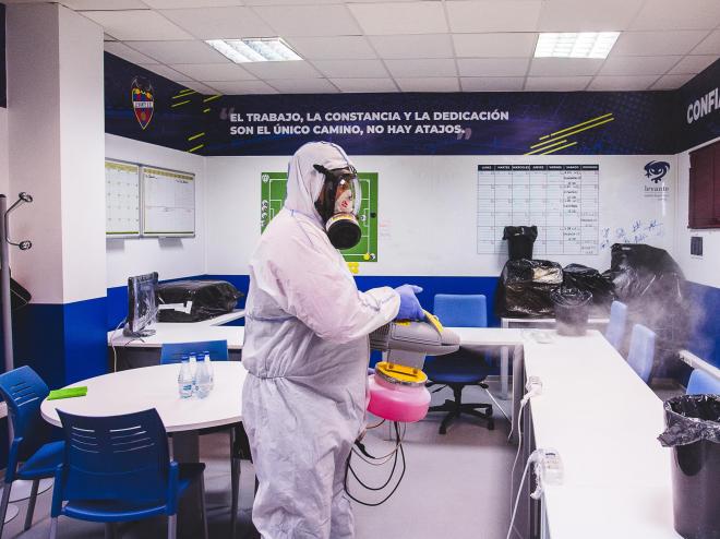 Desinfección de la Ciudad Deportiva de Buñol para evitar el contagio (Foto: Levante UD)