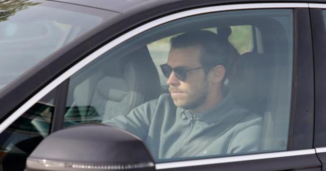 Gareth Bale llega en coche a Valdebebas (Foto: EFE).