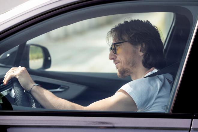 Luka Modric llega con su coche a Valdebebas para hacerse el test de coronavirus (Foto: EFE).