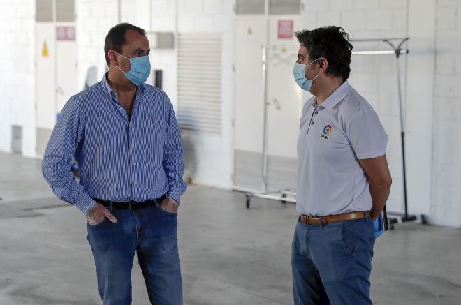 Muñoz, esta mañana, junto al inspector de LaLiga Daniel Bendodo (Foto: Málaga CF).
