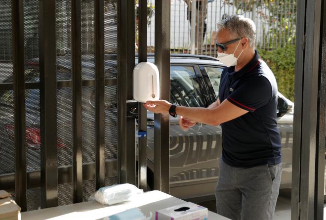 Pellicer, desinfectándose las manos a la entrada de La Rosaleda (Foto: Málaga CF).
