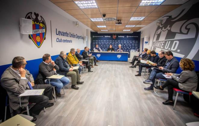 Patronato del Levante UD durante una reunión en el Ciutat de València.
