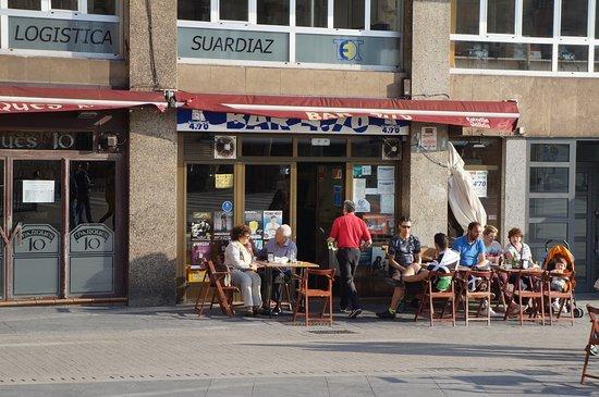 Varios ciudadanos, en una terraza de un bar de Gijón.
