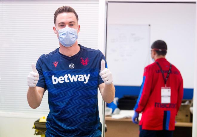 Clerc posa con mascarillas y guantes. (Foto: Levante UD)