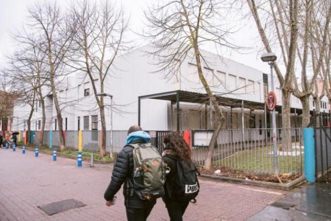 Dos estudiantes pasan por delante de un centro educativo (Foto: EFE).