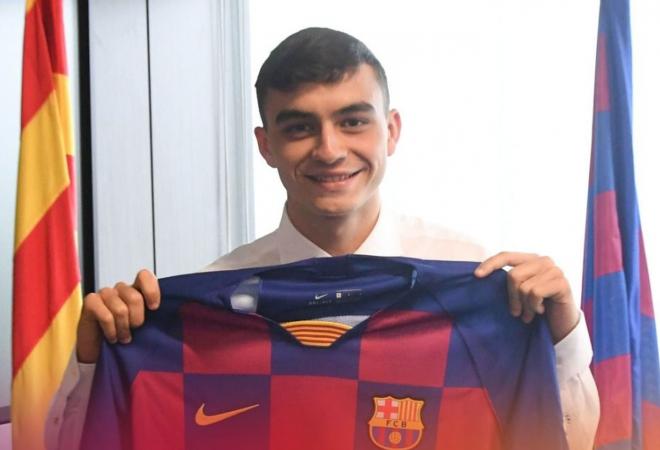 Pedri posa con la camiseta del Barcelona (FOTO: FC Barcelona).