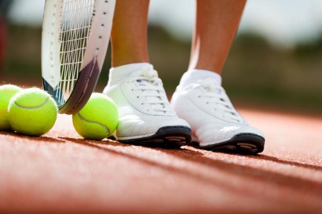 Raqueta, unas zapatillas y pelotas de tenis.
