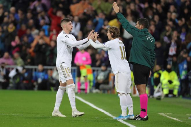 Cambio de Fede Valverde por Luka Modric en un partido del Real Madrid.