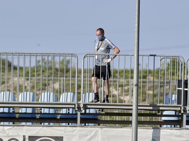 Víctor Fernández, pendiente desde la lejanía de sus jugadores en el primer entrenamiento tras el parón por el coronavirus (Foto: Real Zaragoza)