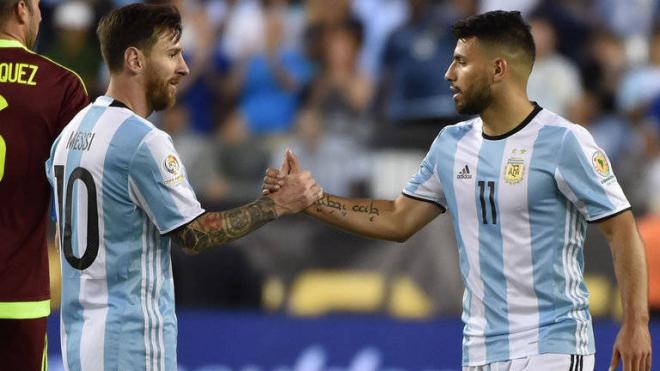 Leo Messi y Agüero, celebrando un tanto con la selección argentina.