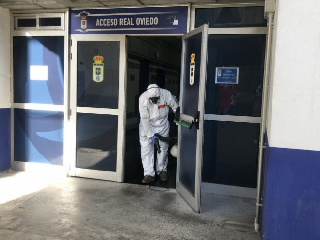 Operario trabajando en la desinfección y limpieza del Carlos Tartiere (Foto: ROV).