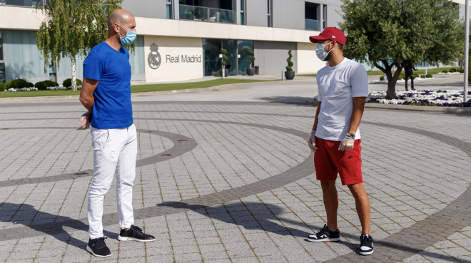 Zidane charla con Eden Hazard (con mascarilla y manteniendo la distancia) en Valdebebas (Foto: RM).