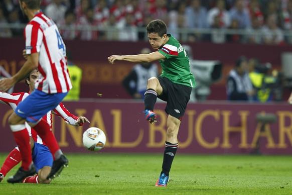 Ander Herrera dispara a portería durante el Atlético de Madrid-Athletic Club de la final de la UEFA Europa League de 2012.