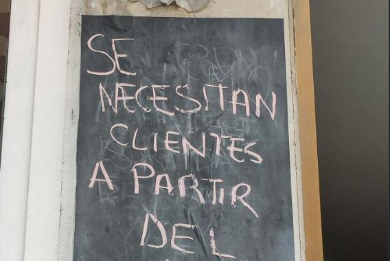 Cartel en un bar de Cádiz antes de la reapertura.