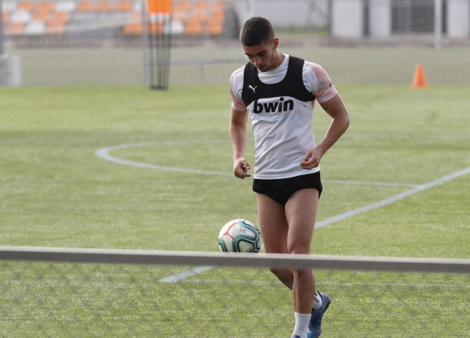 Ferran, en un entrenamiento del Valencia CF (Foto: Lázaro de la Peña / VCF)